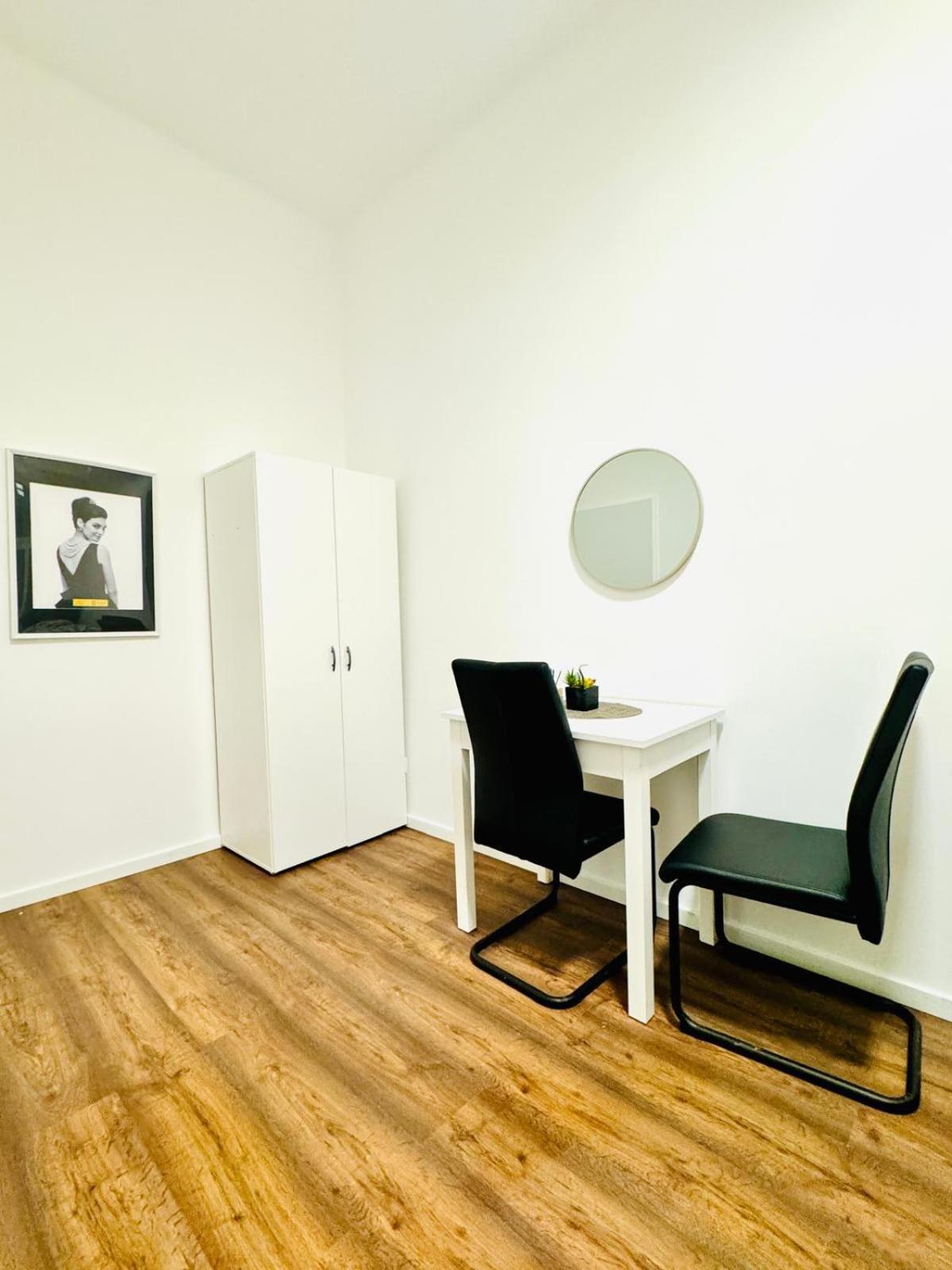 Appartement Affordable 5br Shared Apt, 11 Min To Atzgersdorf Wenen