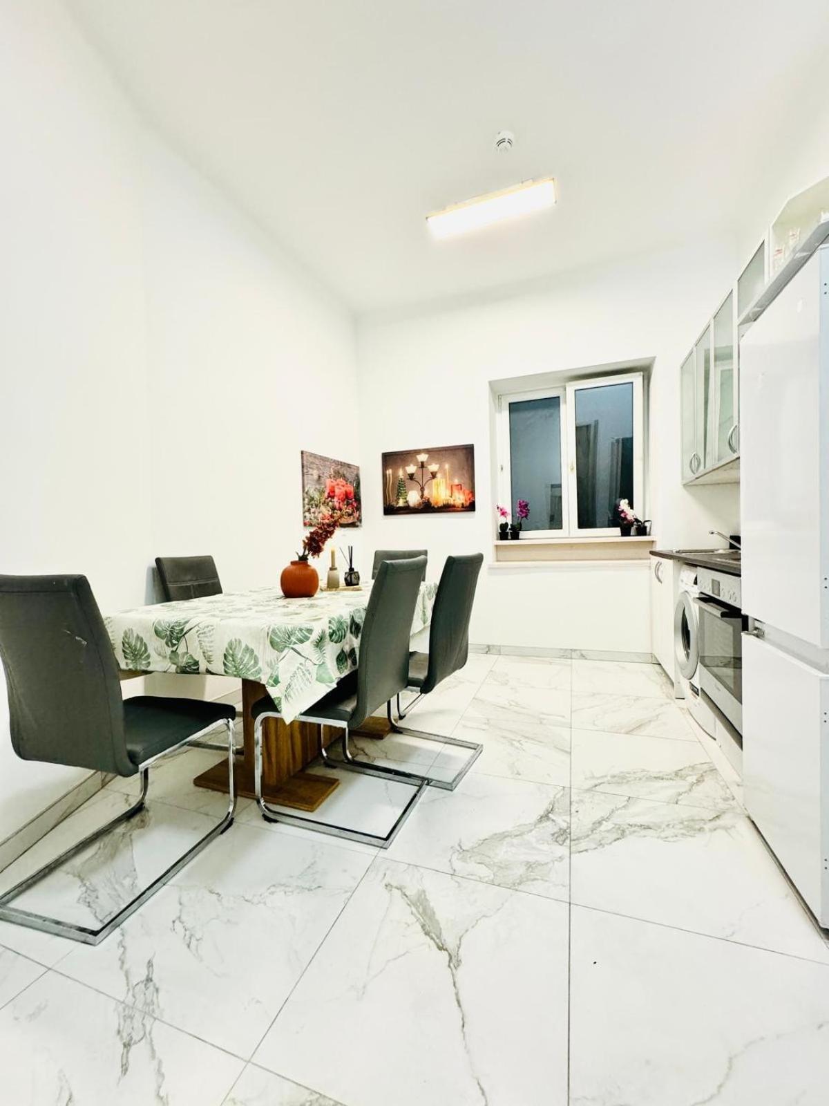 Affordable 5br Shared Apt, 11 Min To Atzgersdorf Appartement Wenen